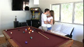 Casal fazendo amor na sala de jogos