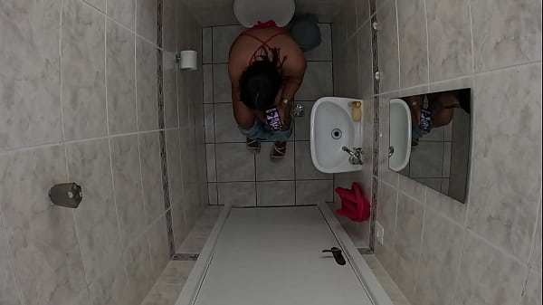 Filme erótico com morena pervertida fazendo massagem na rola do amigo
