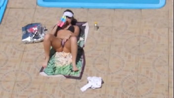 Flagra calcinha da gostosa fazendo marquinha na beira da piscina