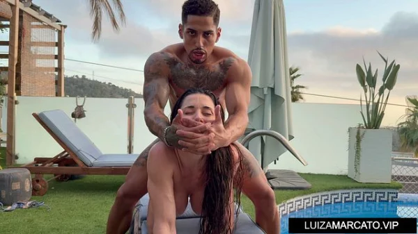 Famosa toda lambuzada de óleo leva rola na massagem gostosa